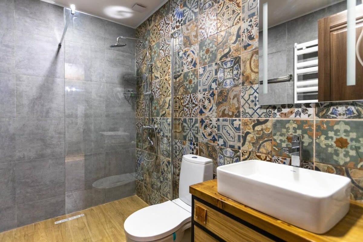 3Br Apt W Huge Terrace & Magnificent Views Tbilissi Extérieur photo